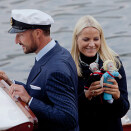 The Crown Prince and Crown Princess were gifted with the dolls from the rostrum (Photo: Stian Lysberg Solum / NTB scanpix)
